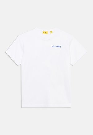 Tricou alb cu mânecă scurtă și guler rotund, având un mic text albastru "OFF-WHITE™" pe partea stângă sus a pieptului și etichete galbene ale brandului în interiorul gulerului.