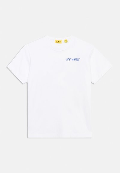 Λευκό T-shirt με κοντά μανίκια και στρογγυλή λαιμόκοψη, με μικρό μπλε κείμενο "OFF-WHITE™" στο πάνω αριστερό μέρος του στήθους και κίτρινα ταμπελάκια με το λογότυπο στη εσωτερική πλευρά του γιακά.