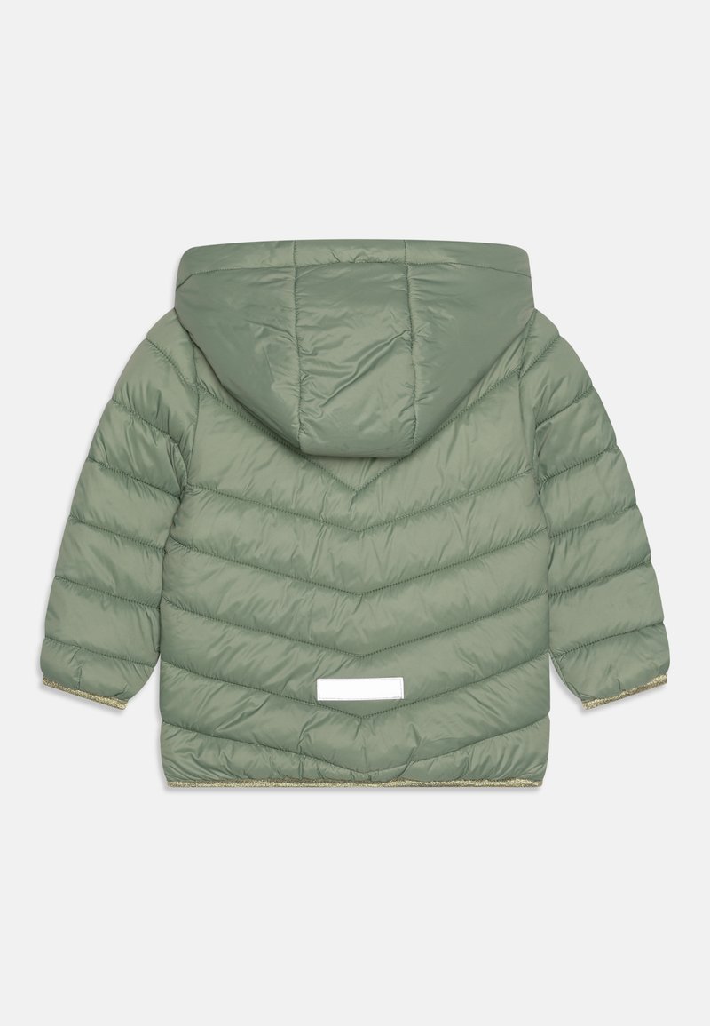 Groene gewatteerde jas met capuchon, met een geblokt patroon, elastische manchetten en een zilverkleurig reflecterend accent op de achterkant.