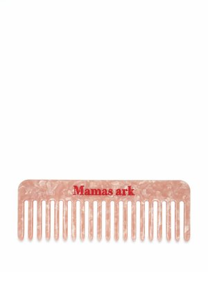 Plastic kam in doorschijnend roze met een gemarmerd patroon. Beschikt over brede en smalle tanden. Gegraveerd "Mamas ark" in het rood op de handgreep.