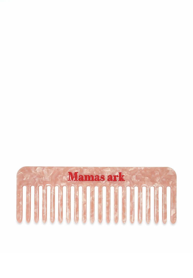 Peina de plástico en rosa translúcido con un patrón veteado. Presenta dientes anchos y estrechos. Grabado "Mamas ark" en rojo en el mango.