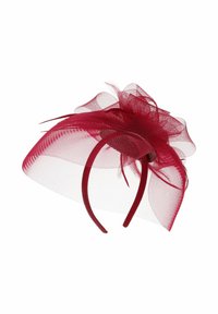 Rotes Fascinator-Haaraccessoire aus Netz mit Federakzenten, das ein strukturiertes Design, eine runde Basis und ein mit Stoff bezogenes Haarband aufweist.