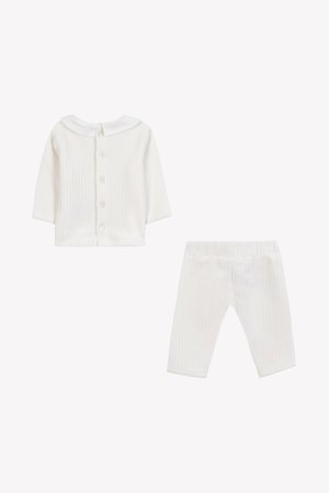 Weißes, geripptes Babyoutfit mit einem langärmligen, kragenbesetzten Oberteil und Knopfverschluss sowie passenden Hosen mit elastischem Bund. Weicher Stoff.