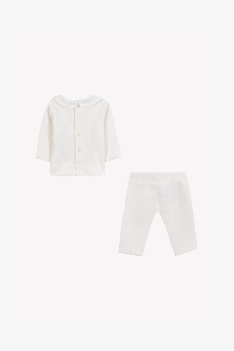 Balts ribots zīdaiņu apģērbs ar apkakli, garām piedurknēm un pogu aizdari, kā arī atbilstošas elastīgas jostas bikses. Mīksta tekstūra.