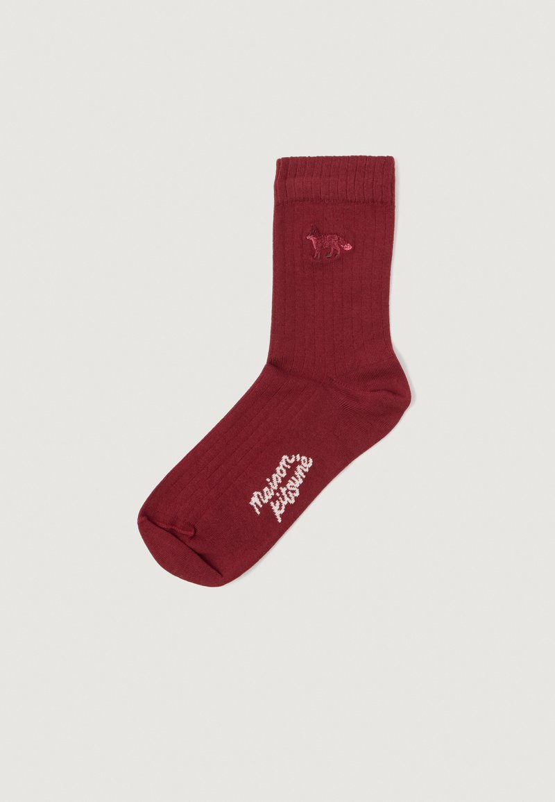Sosete bordeaux cu rădăcină, cu o broderie mică a unei vulpi aproape de manșetă și textul alb "Maison Kitsuné" pe talpa piciorului, pe un fundal simplu.