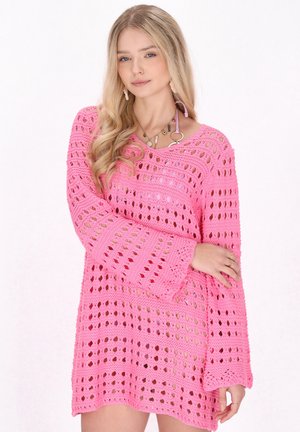 Rochie tricotată roz care prezintă un model de dantelă, mâneci lungi și o siluetă lejeră, cu un finisaj ușor texturat pe întreaga suprafață.