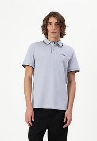Grå polo t-shirt med korte ærmer, kontrasterende sort krave og ærme trim, med broderet logo og knaplukning.