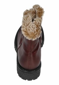 Burgunderrote Lederstiefel mit einem Kunstfellbund, runder Öffnung, strukturiertem schwarzen Absatz und Nahtdetails an der Seite.