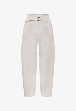 Helle beige Leinenhose mit hoher Taille, weit geschnittenem Bein, abnehmbarem Gürtel mit goldener Schnalle und Falten-Details an der Vorderseite.