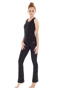 Zwarte mouwloze top en strakke broek van rekbaar materiaal, met een gladde textuur en logo-detail op de tailleband, ontworpen voor sportkleding.