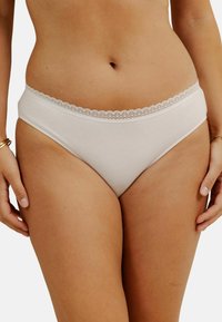 Sous-vêtements hipster en coton beige clair avec une taille en dentelle à bord festonné. Texture lisse et design classique, offrant une couverture intégrale.