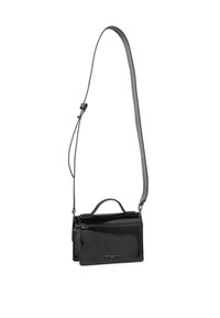Sac en cuir verni noir, de forme rectangulaire structurée, avec une poignée supérieure, une sangle réglable et un logo en façade.