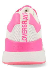Witte sneaker met roze accenten, mesh stof en een gestructureerde zool. Voorzien van een lusvormige hiel trekband met de tekst "LOVERS" en "REPLAY" branding.