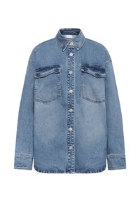 Chemise en denim bleu avec un devant à boutons, deux poches poitrine, un col pointu et une coupe décontractée. Présente des éléments en argent et des détails de couture.