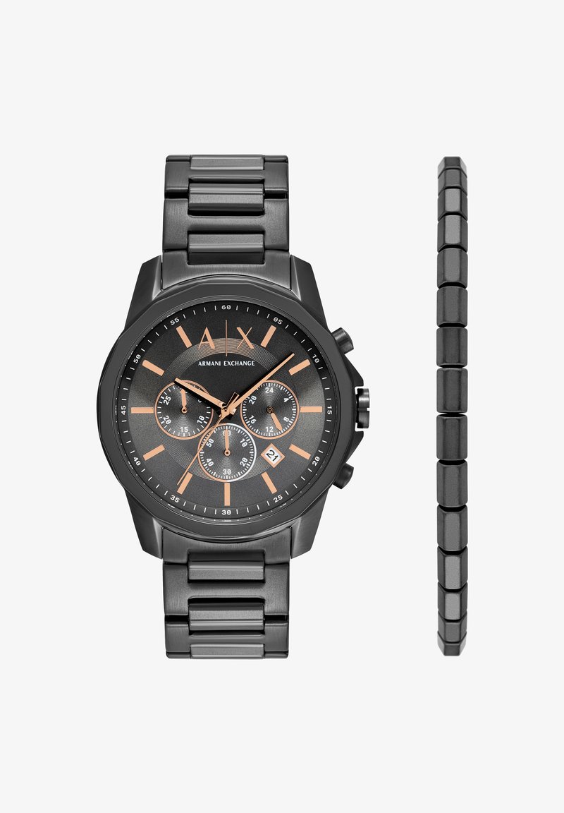 Čierne nerezové chronografické hodinky Armani Exchange s ružovo zlatými indexmi a zodpovedajúcim náramkom, zobrazené spre prednú a bočnú stranu.