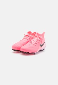Nike nogometne kopačke sa svijetloružičastim sintetičkim gornjištem, teksturiranim dizajnom, crnim Swoosh logotipom i crnim oblikovanim kramponima za bolju prionljivost.