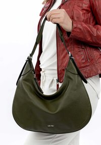 Borsa hobo in pelle verde oliva con una texture liscia, forma curva e una tracolla nera in contrasto. Presenta un logo argentato sul davanti.