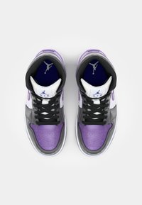 Wysokie trampki wykonane z połączenia szarej skóry, fioletowych akcentów, czarnych sznurówek oraz białego języka z logo. Posiadają perforowany przód buta.