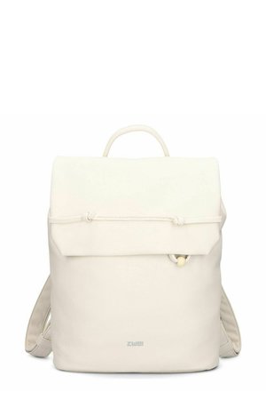 Rucksack in Cremeton mit Klappverschluss, oberem Griff, verstellbaren Schultergurten und kleinem Markenlogo auf der Vorderseite in der Mitte.