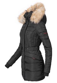 Veste rembourrée noire avec capuche bordée de fourrure, manches longues, taille ajustable et poches frontales zippées. Présente une texture matelassée et un logo de marque.