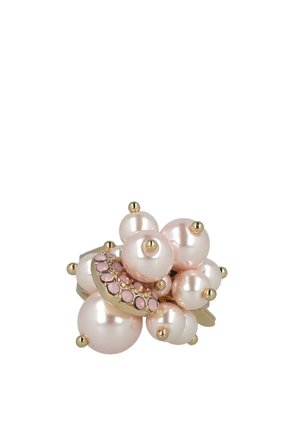 Parelringencluster met ronde, roze parels op een gouden basis. Geaccentueerd met een schijf bedekt met roze edelstenen voor extra textuur.