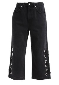 Svarta denim culotter med hög midja, med sidodetaljer med snörning och metallöglor samt en kort längd. Klassisk design med fem fickor.