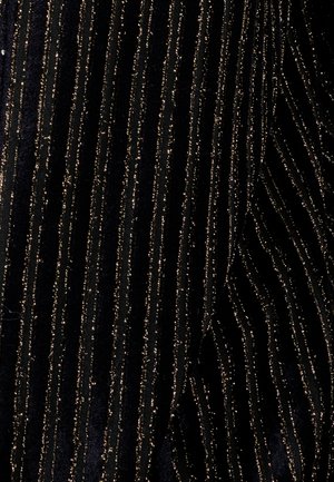 Zwarte stof met verticale gouden draden, die een gestructureerd ontwerp creëren. Zachte textuur met een lichte glans door de metallic accenten.