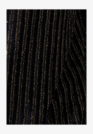 Zwarte stof met verticale gouden draden, die een gestructureerd ontwerp creëren. Zachte textuur met een lichte glans door de metallic accenten.