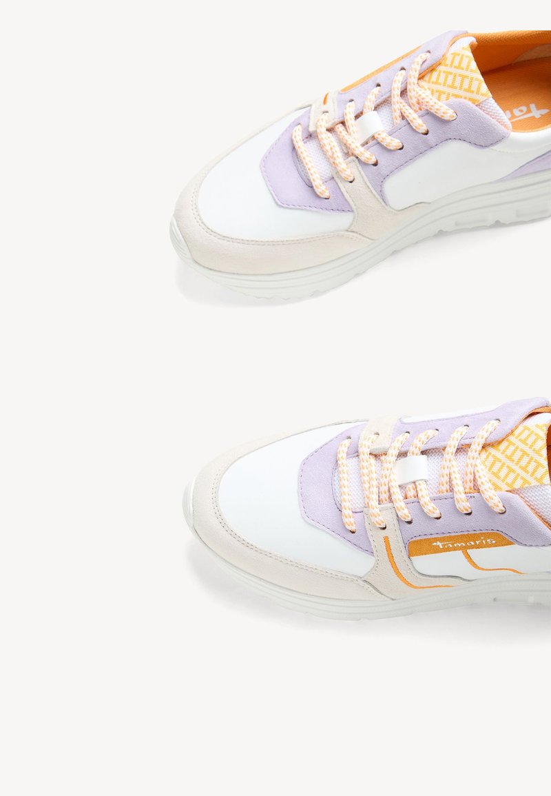 Bunt gemusterte Sneakers mit weißen, lavendel- und orangefarbigen Akzenten. Sie verfügen über ein glattes synthetisches Obermaterial, eine runde Zehenpartie und strukturierte Schnürsenkel.