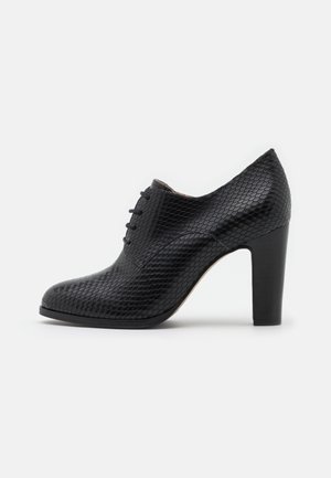 Højhælede støvletter - black