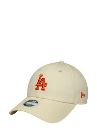 Cappellino da baseball beige con logo "LA" ricamato arancione, visiera curva, quattro fori di ventilazione e chiusura snapback regolabile.