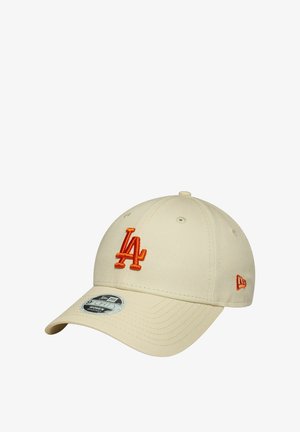 Cappellino da baseball beige con logo "LA" ricamato arancione, visiera curva, quattro fori di ventilazione e chiusura snapback regolabile.