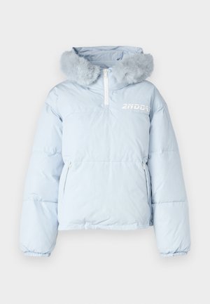 Ljusblå vadderad jacka med huva i fuskpäls, halvhög dragkedja och två sidofickor; har logotyp tryckt på bröstet.