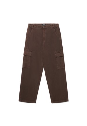 Pantaloni cargo marroni a gamba larga con tasche laterali a patta, chiusura frontale con bottoni e passanti per cintura, distesi su sfondo bianco.
