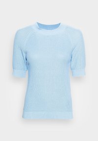 Jasnoniebieski sweter z krótkim rękawem, wykonany na drutach z prążkowaną fakturą, z okrągłym dekoltem i dopasowanymi mankietami, prezentujący gładkie, jednolite wykończenie.