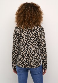 Camicia a maniche lunghe nera con stampa leopardata beige. Realizzata in tessuto liscio, presenta un orlo curvo e polsini con bottoni.