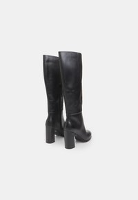 Cizme negre din piele până la genunchi, cu un design elegant, tocuri pătrate, detalii cu fermoar pe lateral și textură netedă. Fără modele vizibile sau accente.