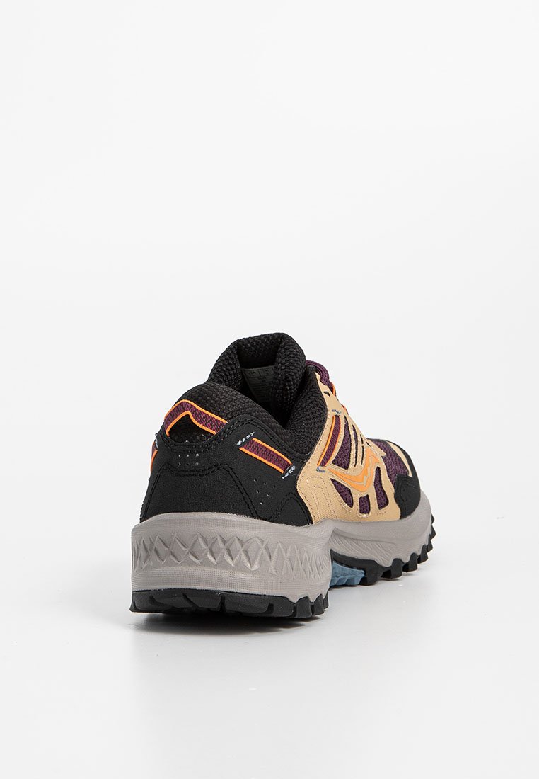 Scarpe da trail running con una tomaia in mesh nera, accenti arancioni e viola, suola grigia robusta e pattern di grip testurizzato sulla suola esterna.