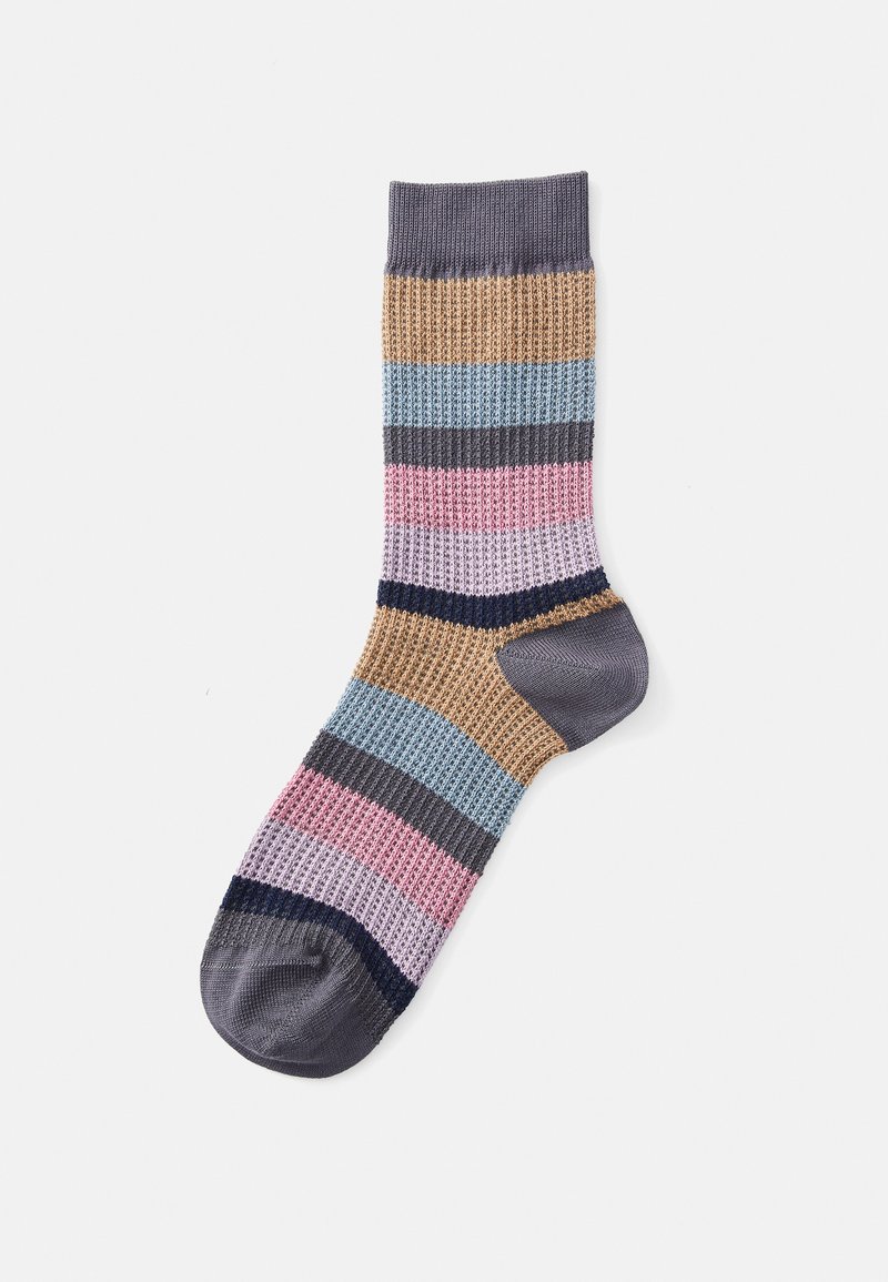 Bomullssocka med randigt mönster i färgerna: beige, blå, rosa och marinblå. Texturerad stickning med förstärkt häl och tå.