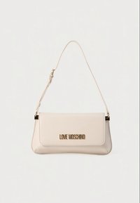 Krém színű Love Moschino válltáska állítható pánttal és aranyszínű logófelirattal az elején lévő fedél alatt.