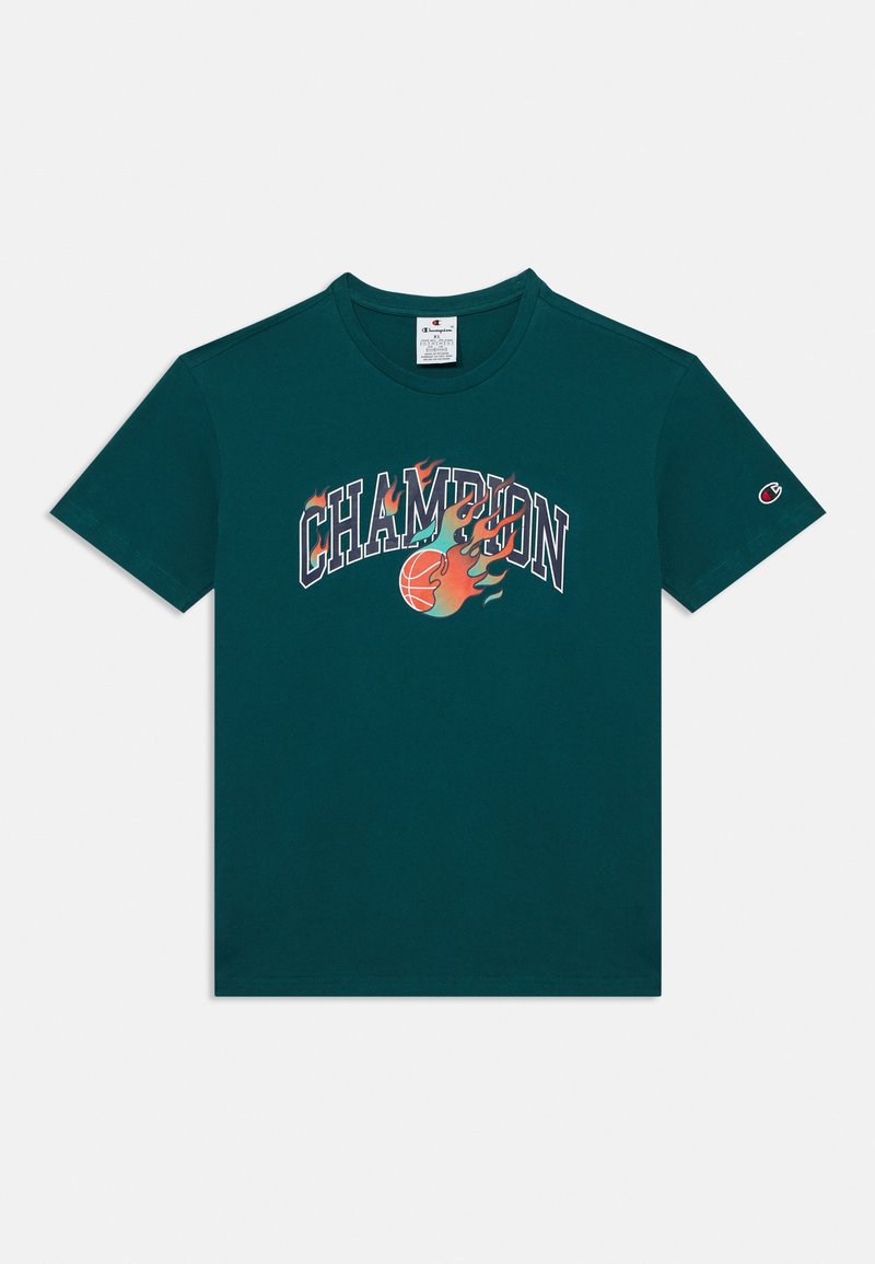 Tirkīza krāsas kokvilnas T-kreklis ar vārdu "CHAMPION" biezā fontā, ko papildina uguns grafikas un basketbola attēls. Īsas piedurknes, apaļa kakla izgriezums un logo uz piedurknes.