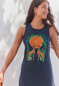 Tumesinine varrukateta top, millel on erksavärviline pilt kahest kaelkirjakust ja päikesest, rõhutatud rohelise lehestikuga. Pehme kangas ja mugav lõige.