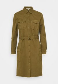 Abito camicia verde oliva, a maniche lunghe, con apertura a bottoni, due tasche sul petto e vita con cintura. Realizzato in tessuto resistente con un taglio dritto.