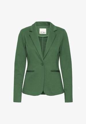 Blazer verde con cierre de un solo botón, solapas estrechas, dos bolsillos frontales con un acabado texturizado. Tejido suave, corte ajustado.