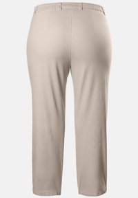 Pantalons beiges à jambe droite avec taille élastique et passants de ceinture, présentés de dos sur fond blanc.