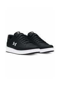 Sorte lædersneakers med en glat overflade, rund tå, snørebånd design og hvid gummisål. Har hvide logo accenter på siderne.