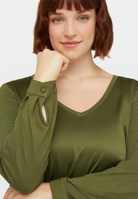 Fiorella Rubino CON SCOLLO A V - Blouse - verde
