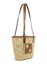 Sac fourre-tout en paille tissée avec des accents en cuir marron, doté de deux anses d'épaule et d'un extérieur texturé avec un détail de patch rectangulaire.