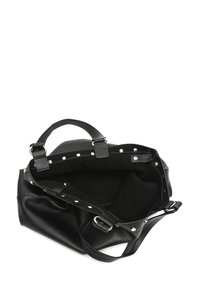 Zwarte leren handtas met zilveren studs. Beschikt over dubbele handvatten, een ruime binnenkant en een verstelbare schouderband.