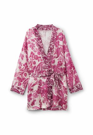 Weißer und rosa Kimono-Bademantel mit floralem Muster, langen Ärmeln und passendem Taillengurt.